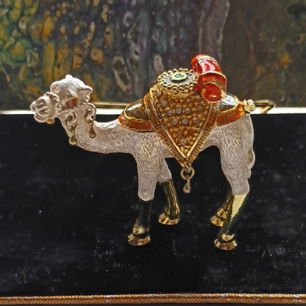 Elegant Camel Trinket Box with Gold Tones and Red Accents (Qifu)